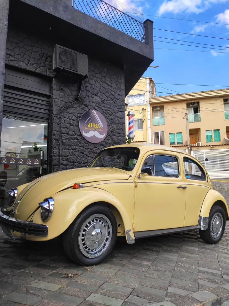 Fachada com Fusca Clássico da Juba Barbearia & Escola