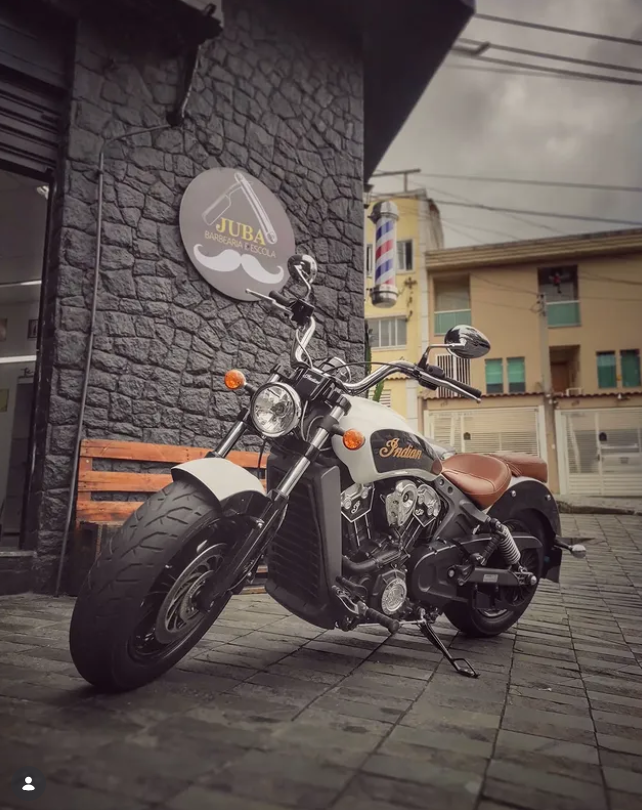 Motocicleta Clássica e Fachada da Barbearia
